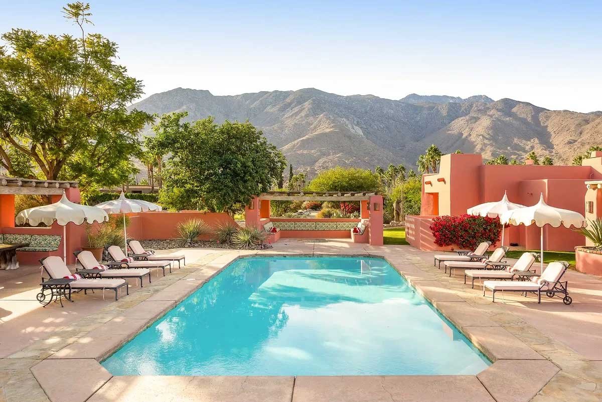 Images of the "Pond Estate" are provided courtesy of avantstay.com