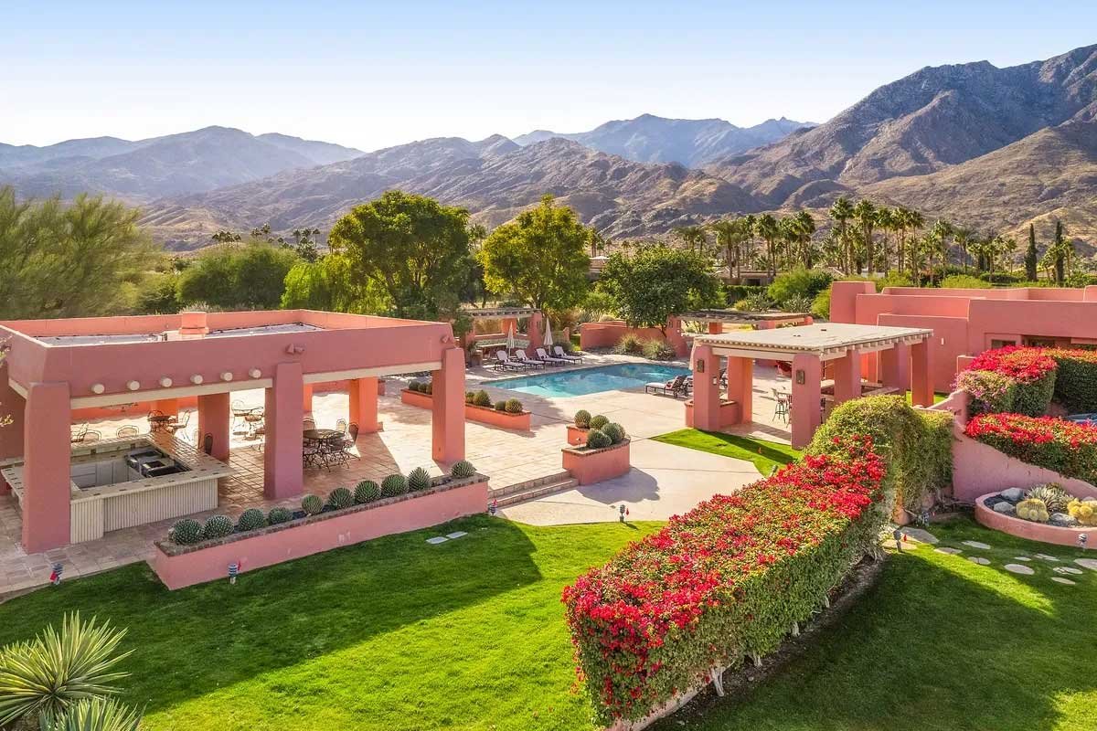 Images of the "Pond Estate" are provided courtesy of avantstay.com