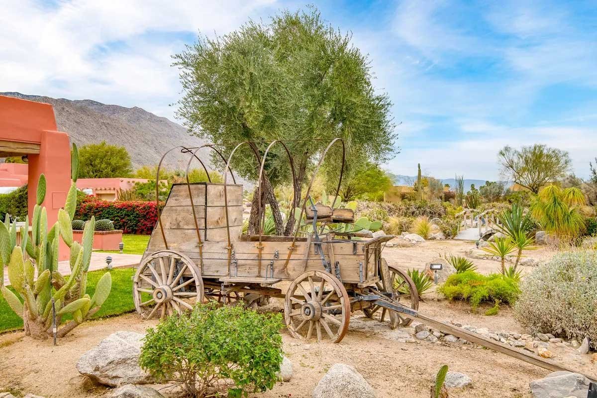 Images of the "Pond Estate" are provided courtesy of avantstay.com