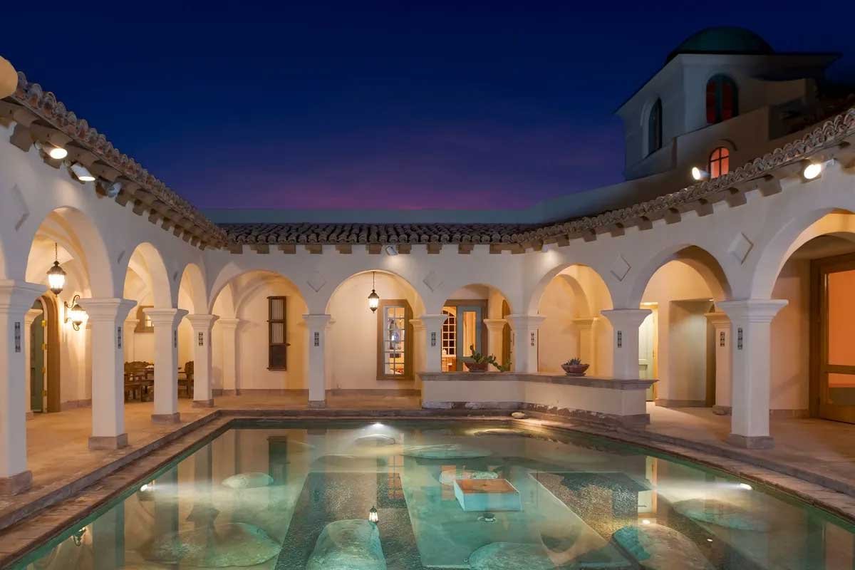 Images of the "Pond Estate" are provided courtesy of avantstay.com