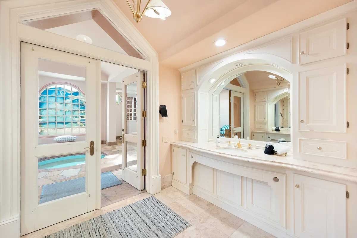 Images of the "Pond Estate" are provided courtesy of avantstay.com