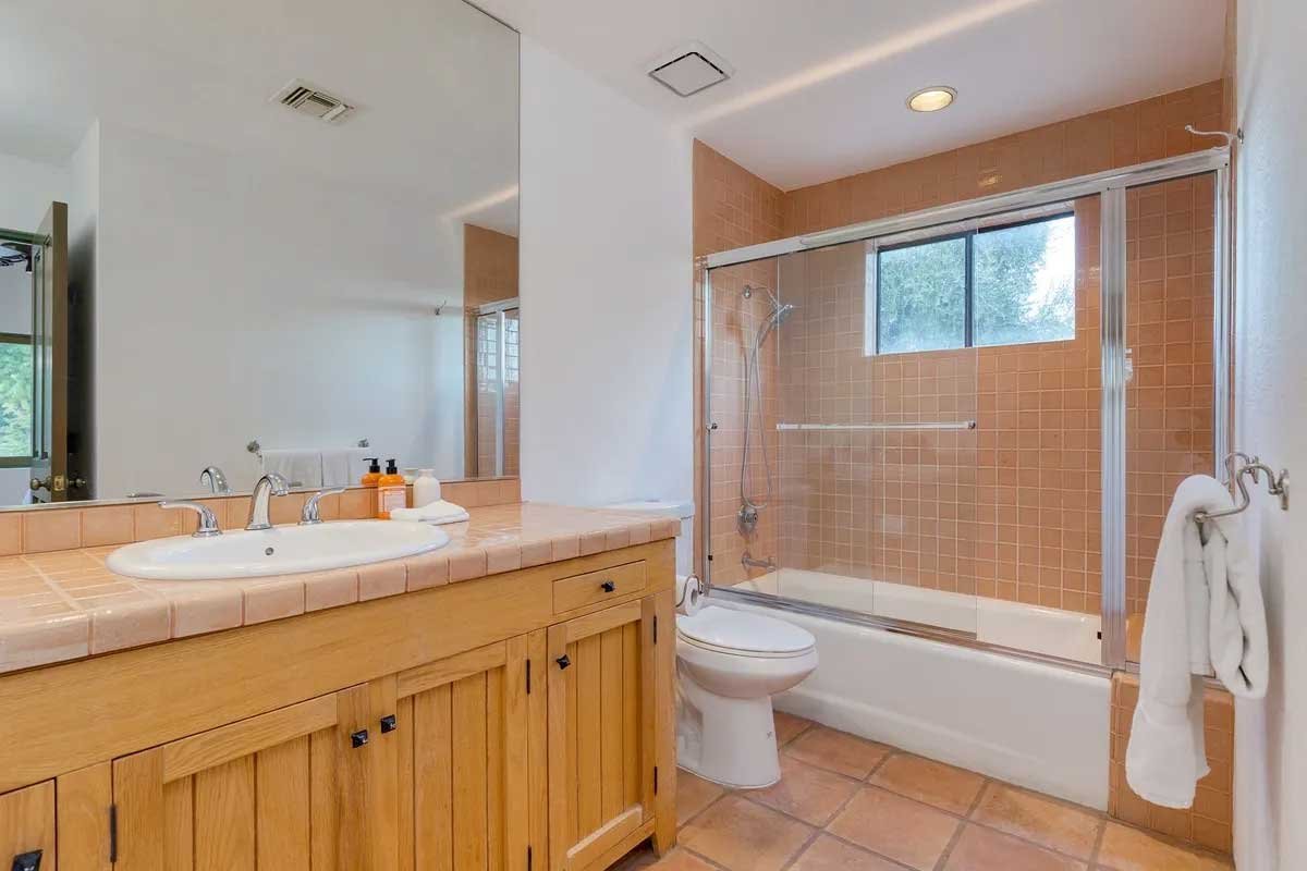 Images of the "Pond Estate" are provided courtesy of avantstay.com