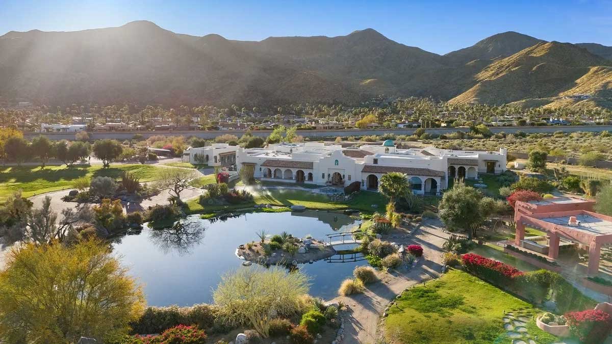 Images of the "Pond Estate" are provided courtesy of avantstay.com