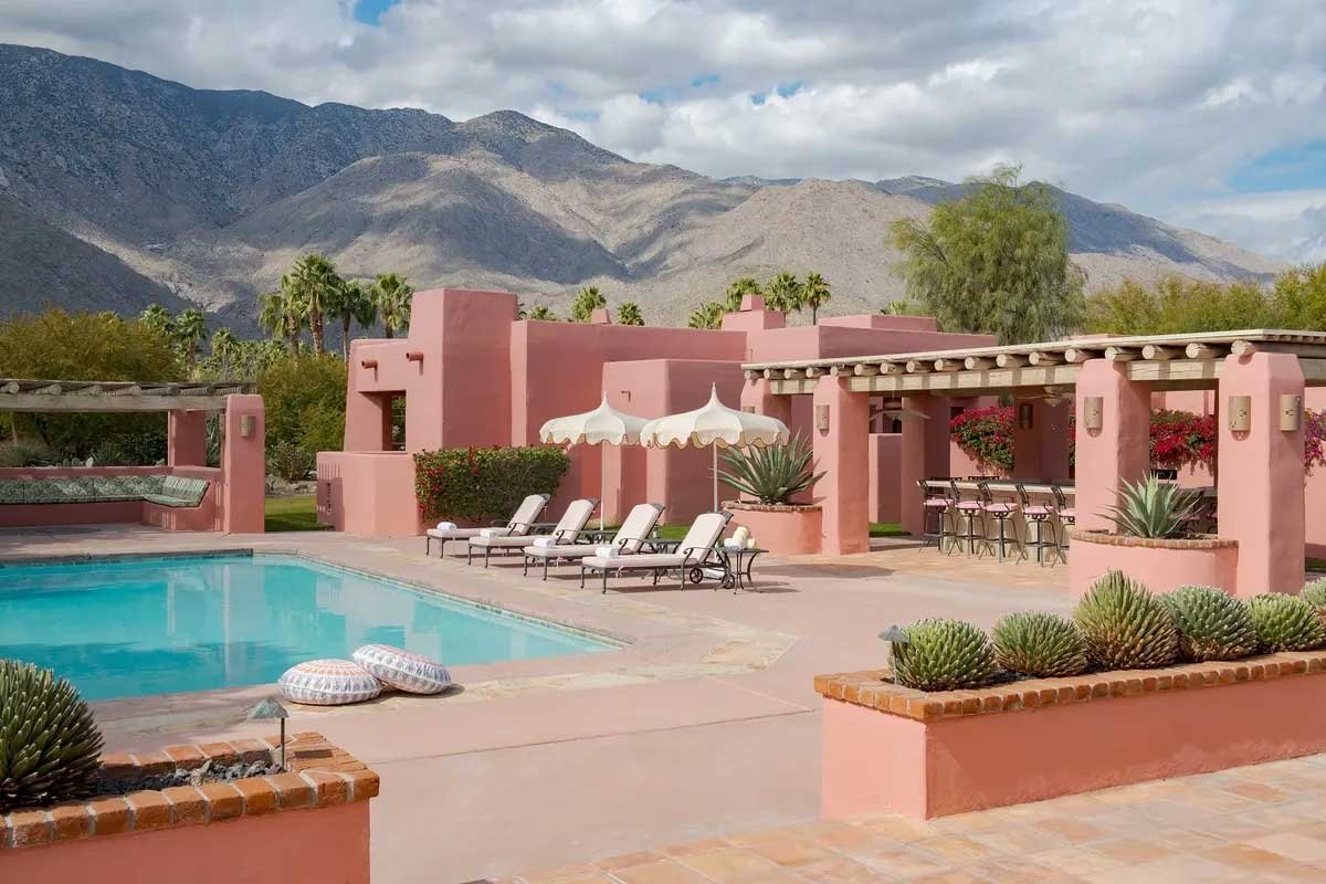 Images of the "Pond Estate" are provided courtesy of avantstay.com