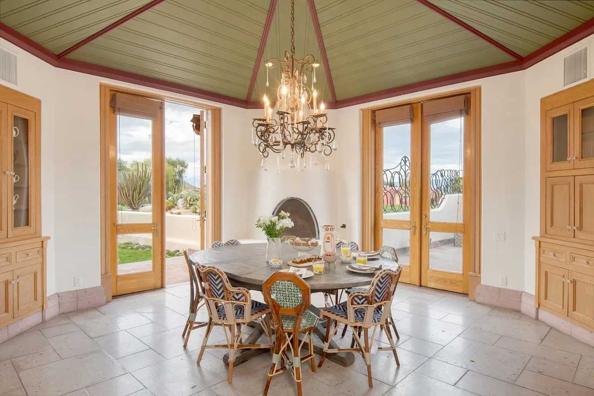 Images of the "Pond Estate" are provided courtesy of avantstay.com