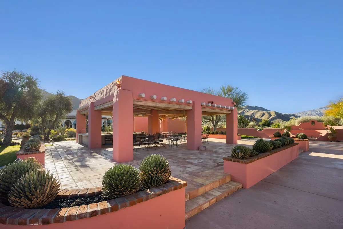 Images of the "Pond Estate" are provided courtesy of avantstay.com