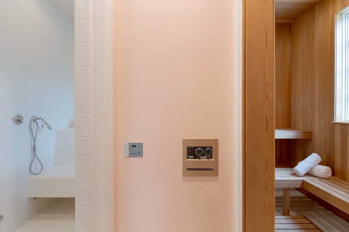 Images of the "Pond Estate" are provided courtesy of avantstay.com