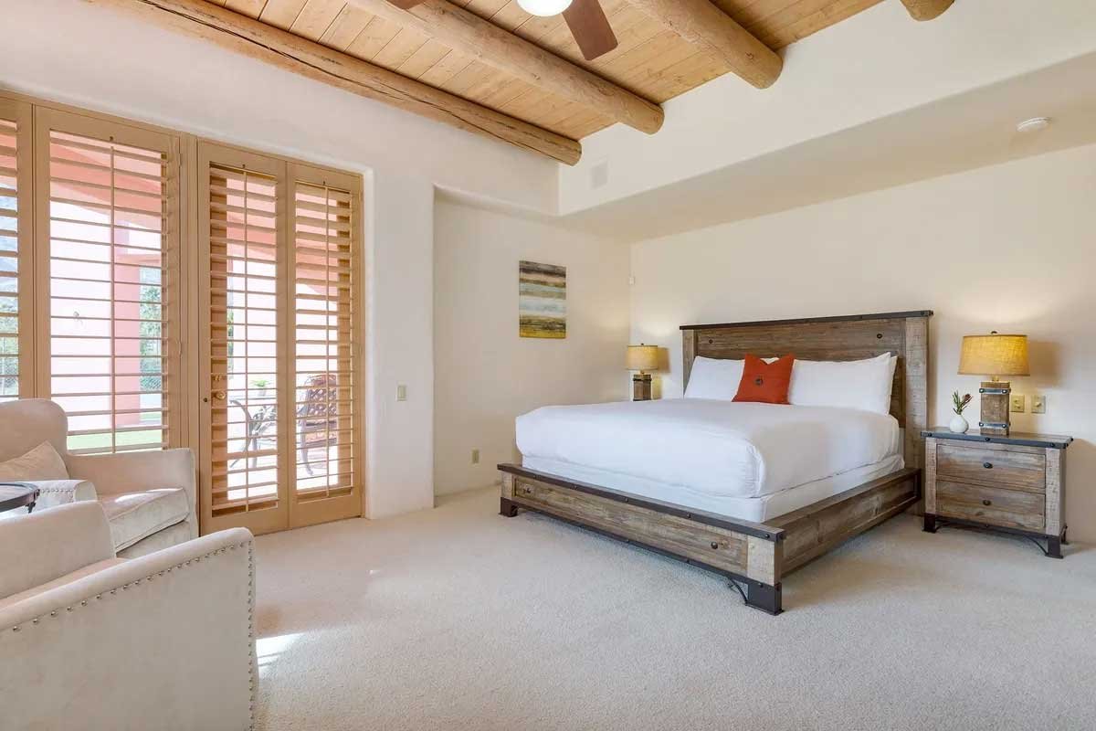 Images of the "Pond Estate" are provided courtesy of avantstay.com