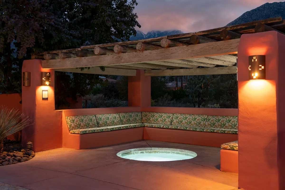 Images of the "Pond Estate" are provided courtesy of avantstay.com