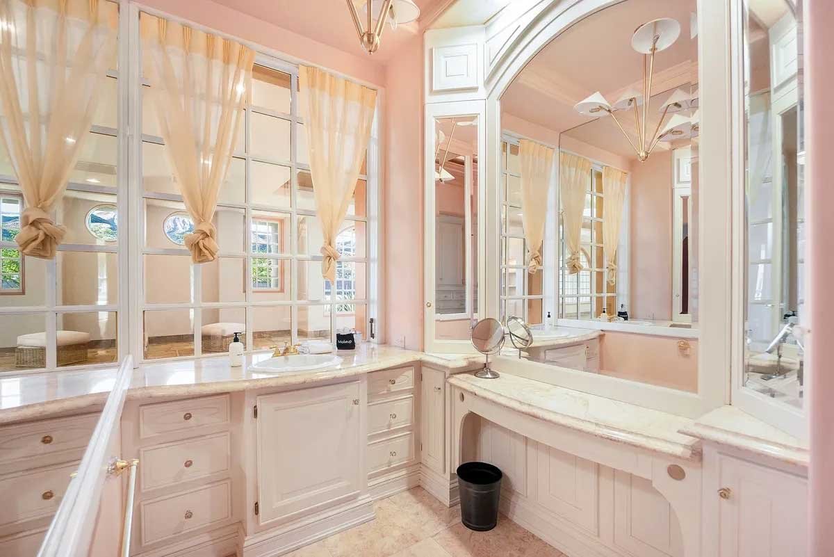 Images of the "Pond Estate" are provided courtesy of avantstay.com