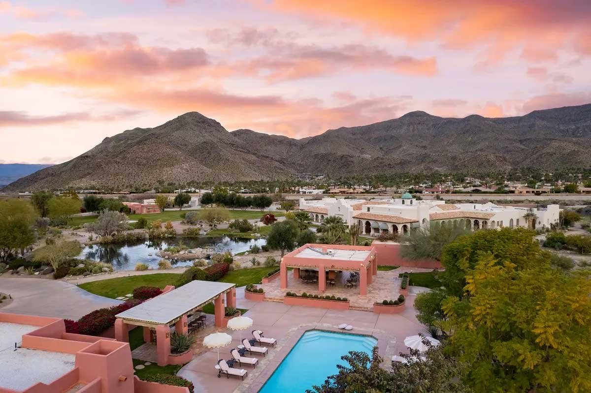 Images of the "Pond Estate" are provided courtesy of avantstay.com