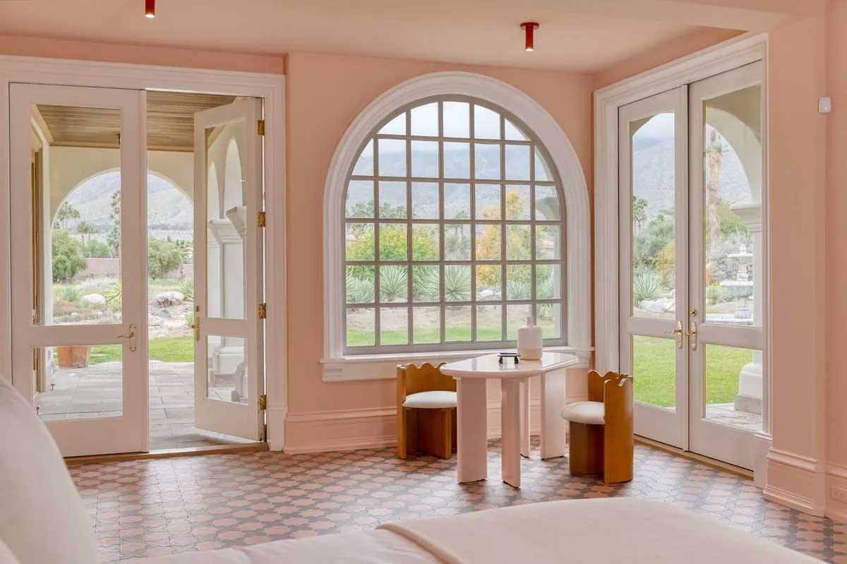 Images of the "Pond Estate" are provided courtesy of avantstay.com