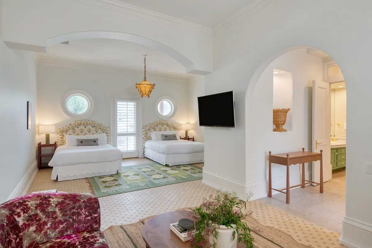 Images of the "Pond Estate" are provided courtesy of avantstay.com