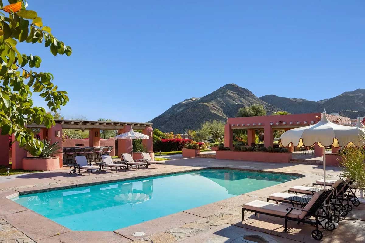 Images of the "Pond Estate" are provided courtesy of avantstay.com