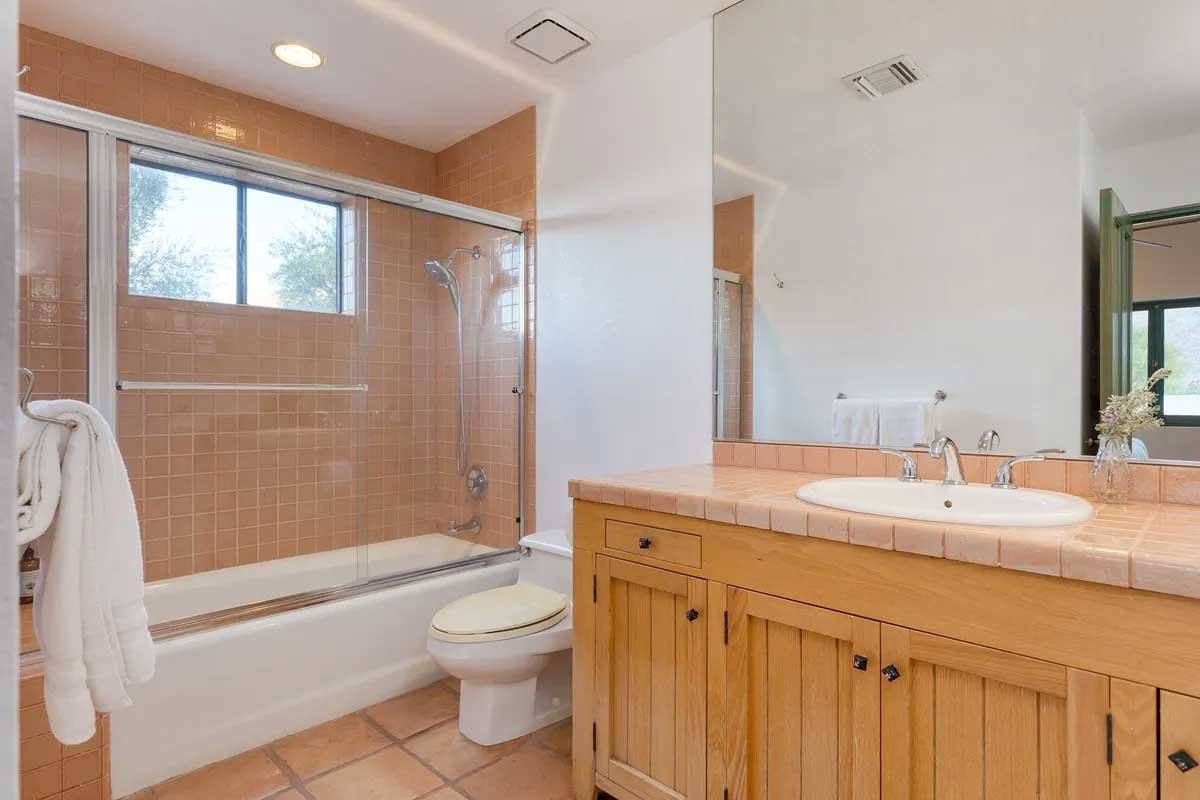 Images of the "Pond Estate" are provided courtesy of avantstay.com