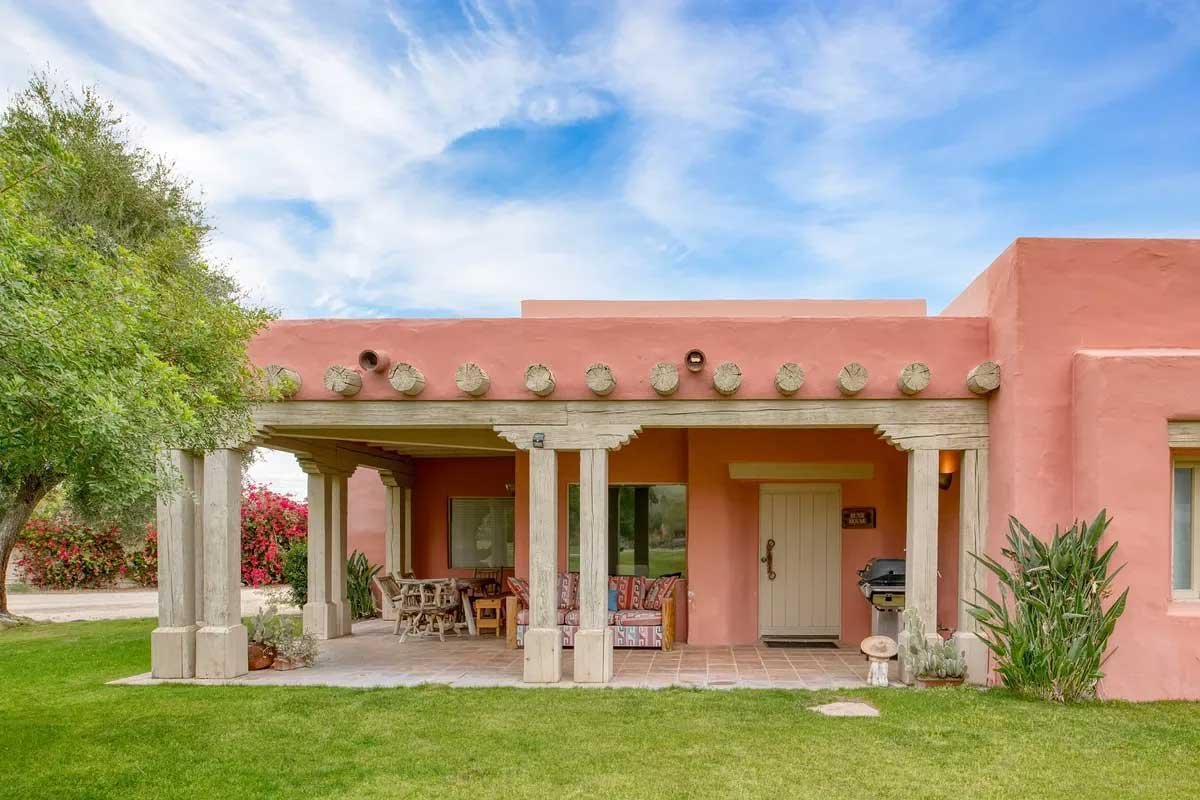 Images of the "Pond Estate" are provided courtesy of avantstay.com