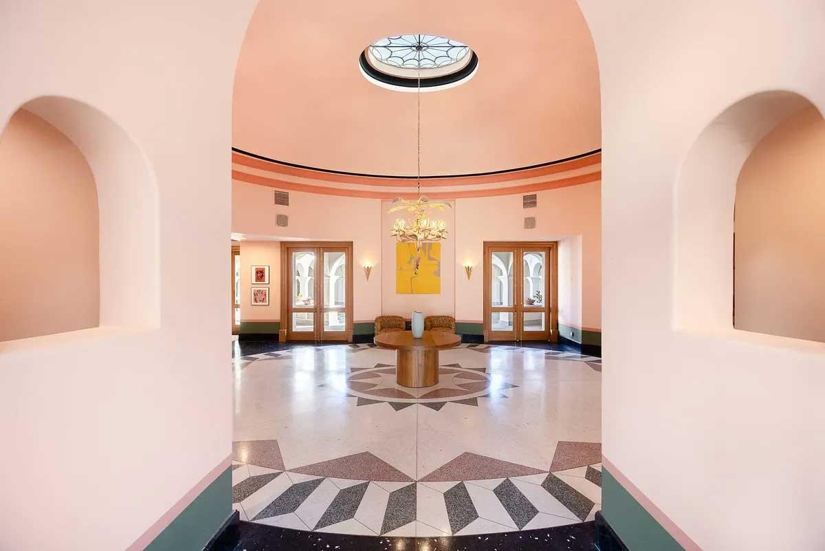 Images of the "Pond Estate" are provided courtesy of avantstay.com