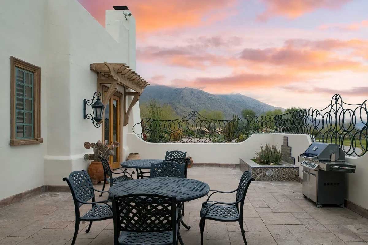 Images of the "Pond Estate" are provided courtesy of avantstay.com