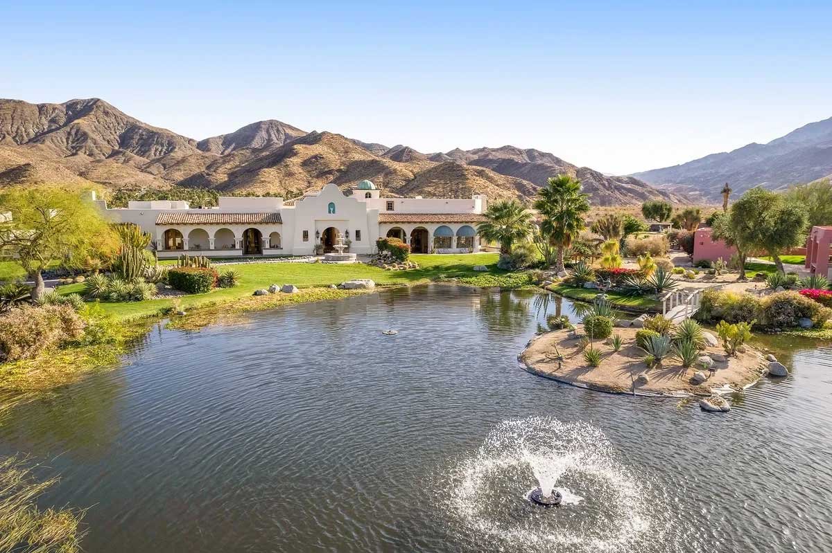 Images of the "Pond Estate" are provided courtesy of avantstay.com