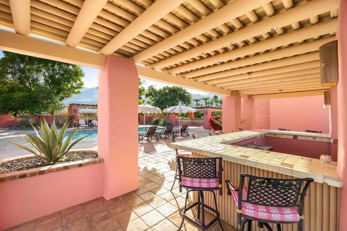Images of the "Pond Estate" are provided courtesy of avantstay.com