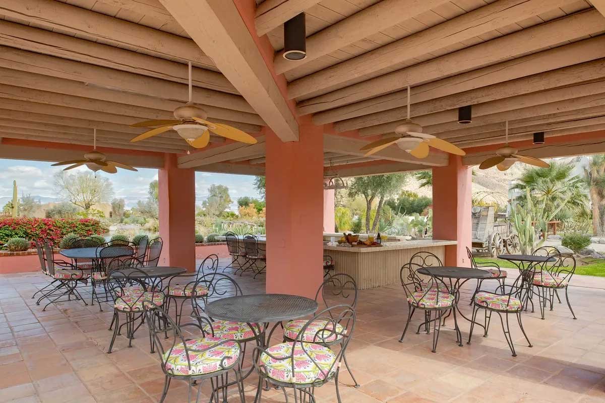 Images of the "Pond Estate" are provided courtesy of avantstay.com