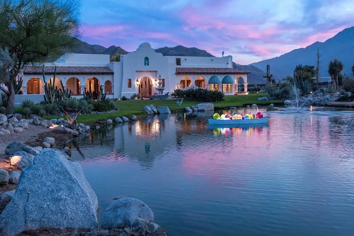 Images of the "Pond Estate" are provided courtesy of avantstay.com