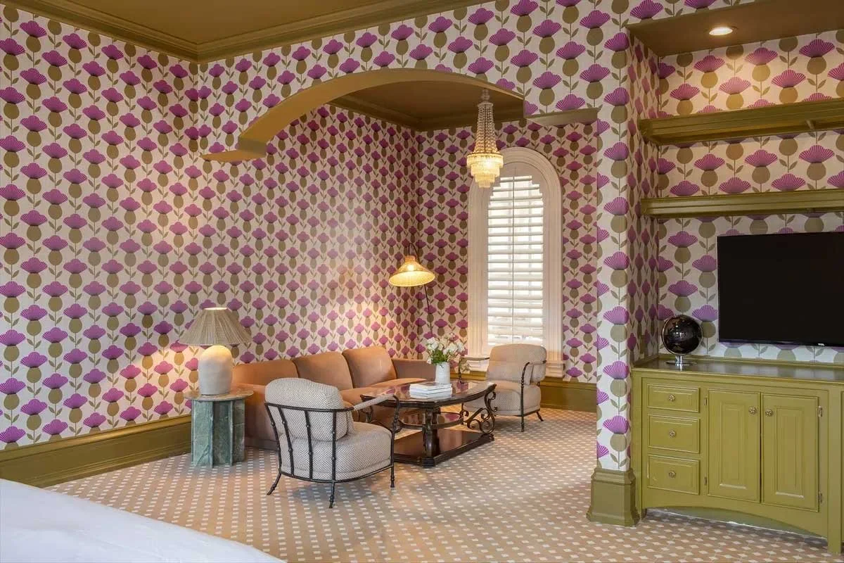 Images of the "Pond Estate" are provided courtesy of avantstay.com
