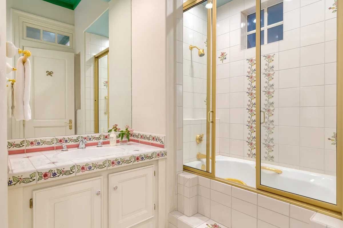 Images of the "Pond Estate" are provided courtesy of avantstay.com