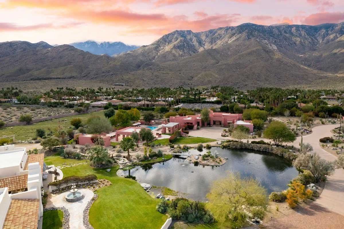 Images of the "Pond Estate" are provided courtesy of avantstay.com