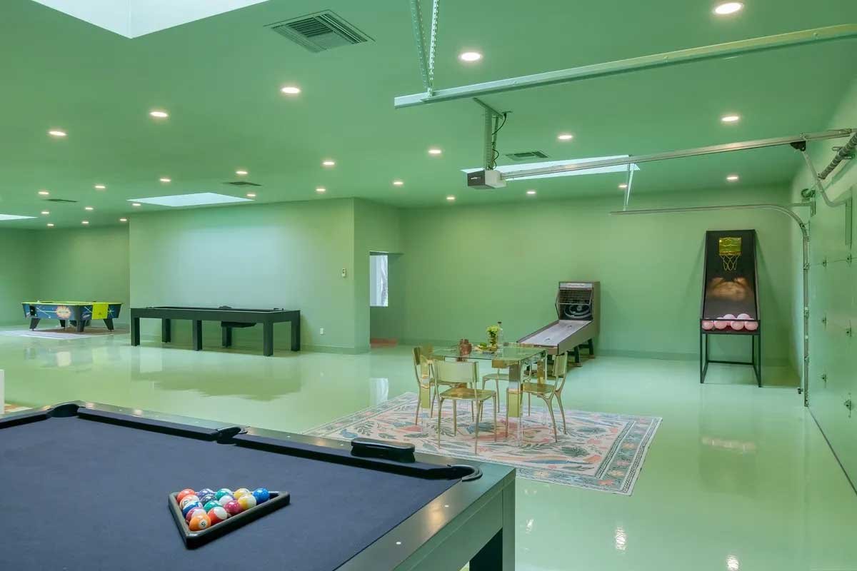Images of the "Pond Estate" are provided courtesy of avantstay.com