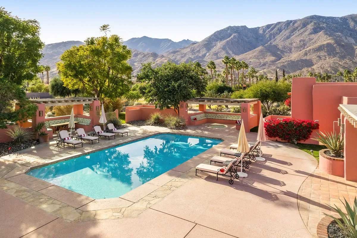 Images of the "Pond Estate" are provided courtesy of avantstay.com