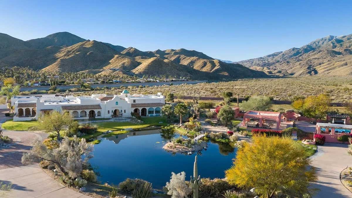 Images of the "Pond Estate" are provided courtesy of avantstay.com