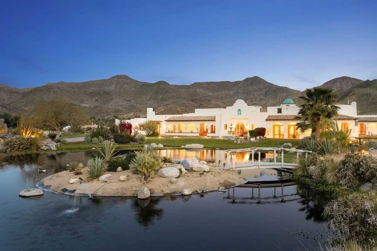 Images of the "Pond Estate" are provided courtesy of avantstay.com