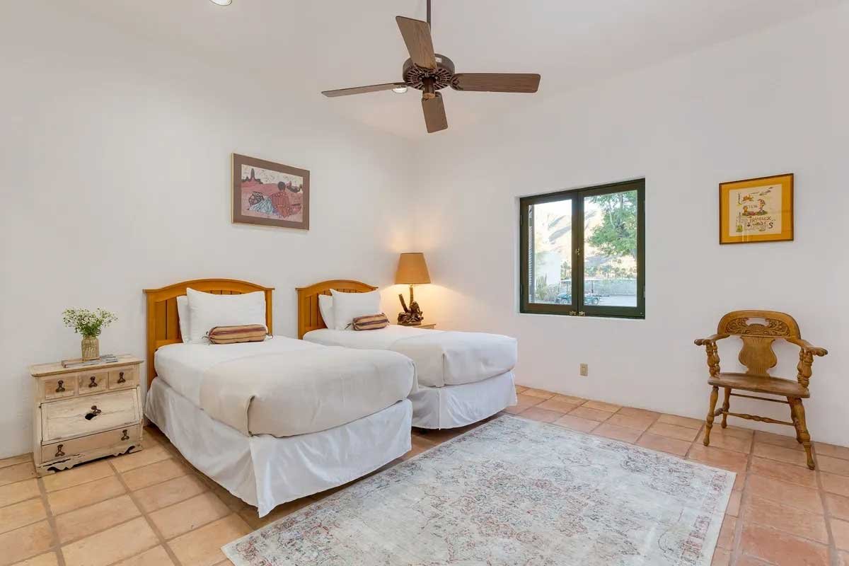 Images of the "Pond Estate" are provided courtesy of avantstay.com