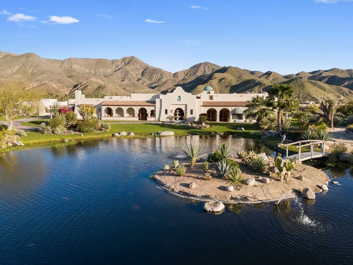 Images of the "Pond Estate" are provided courtesy of avantstay.com