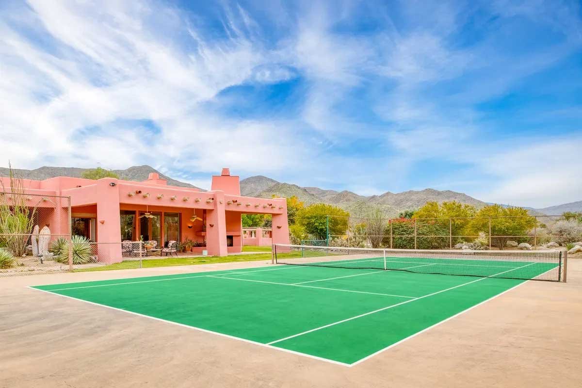 Images of the "Pond Estate" are provided courtesy of avantstay.com