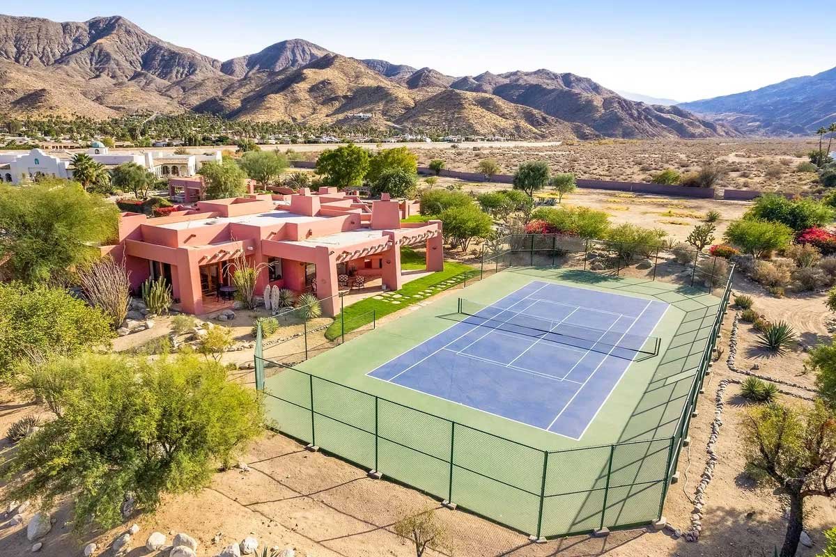 Images of the "Pond Estate" are provided courtesy of avantstay.com
