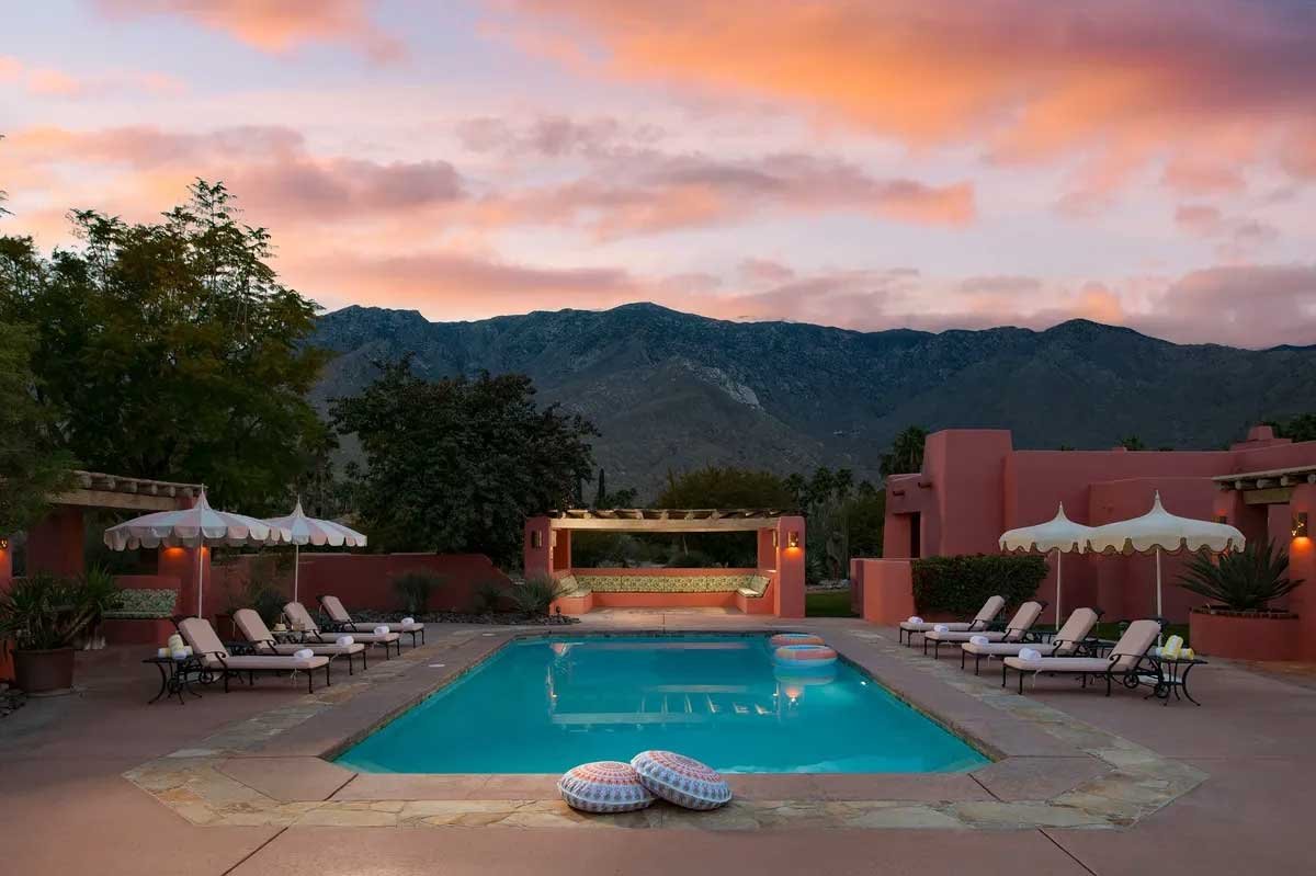 Images of the "Pond Estate" are provided courtesy of avantstay.com