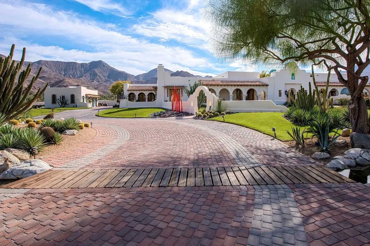 Images of the "Pond Estate" are provided courtesy of avantstay.com
