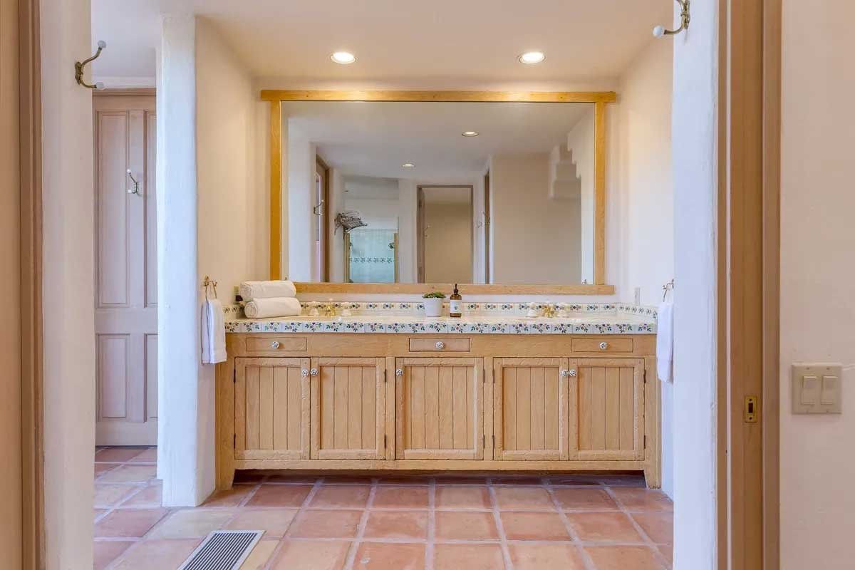 Images of the "Pond Estate" are provided courtesy of avantstay.com