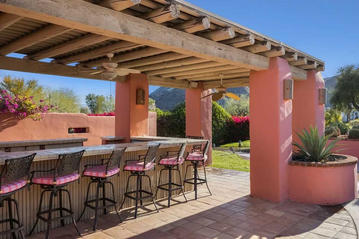 Images of the "Pond Estate" are provided courtesy of avantstay.com