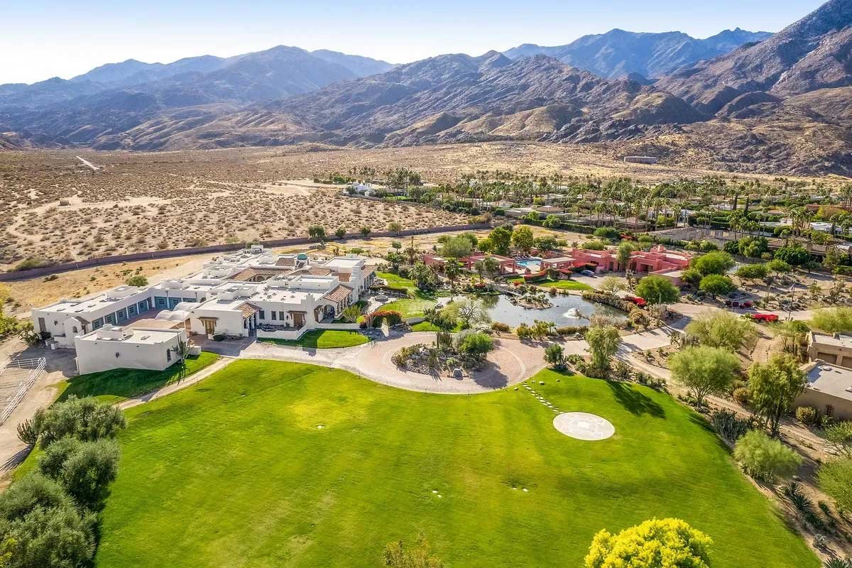 Images of the "Pond Estate" are provided courtesy of avantstay.com