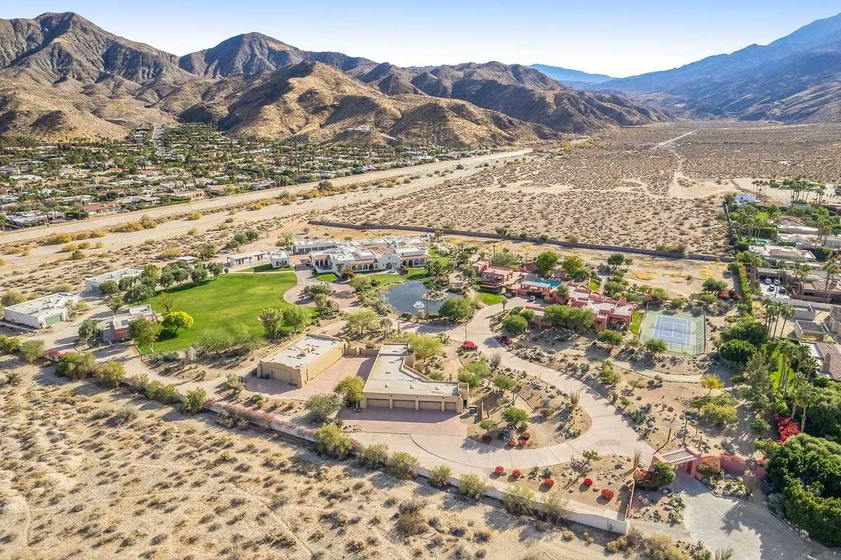 Images of the "Pond Estate" are provided courtesy of avantstay.com