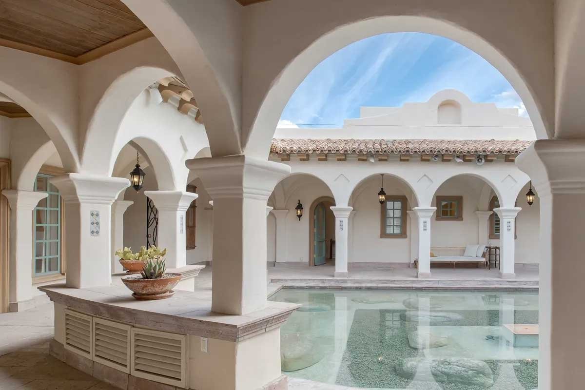 Images of the "Pond Estate" are provided courtesy of avantstay.com