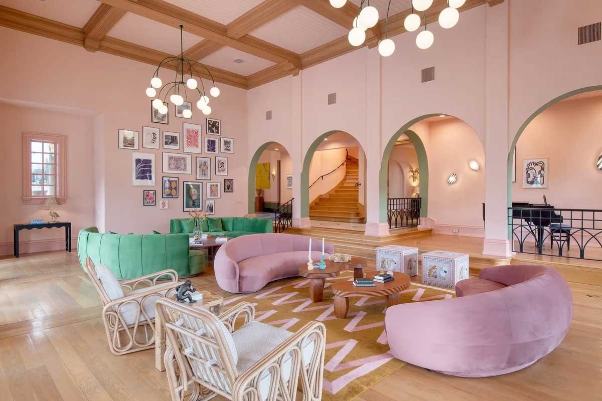 Images of the "Pond Estate" are provided courtesy of avantstay.com
