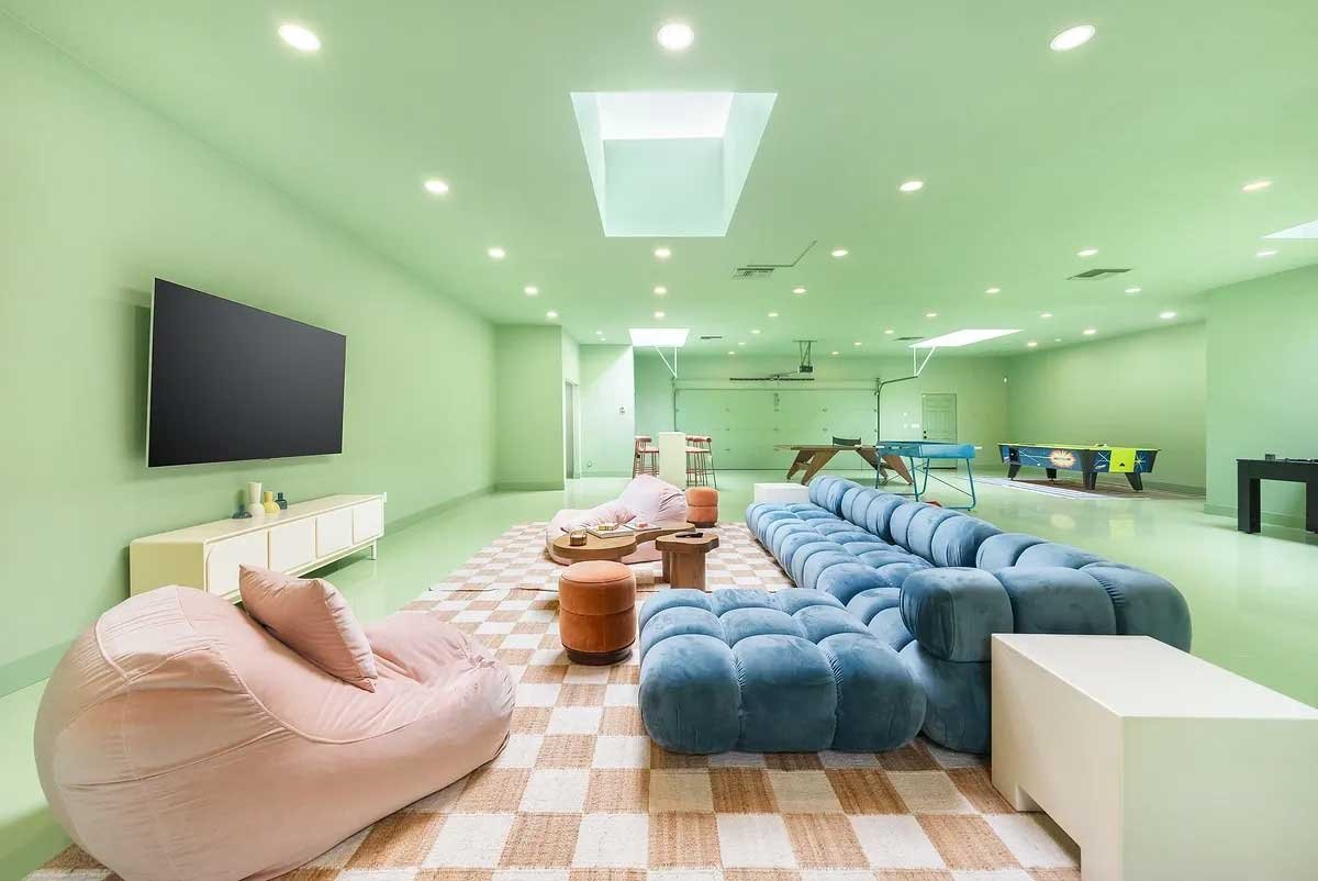 Images of the "Pond Estate" are provided courtesy of avantstay.com