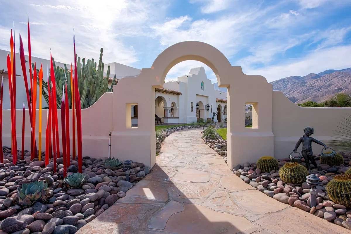 Images of the "Pond Estate" are provided courtesy of avantstay.com