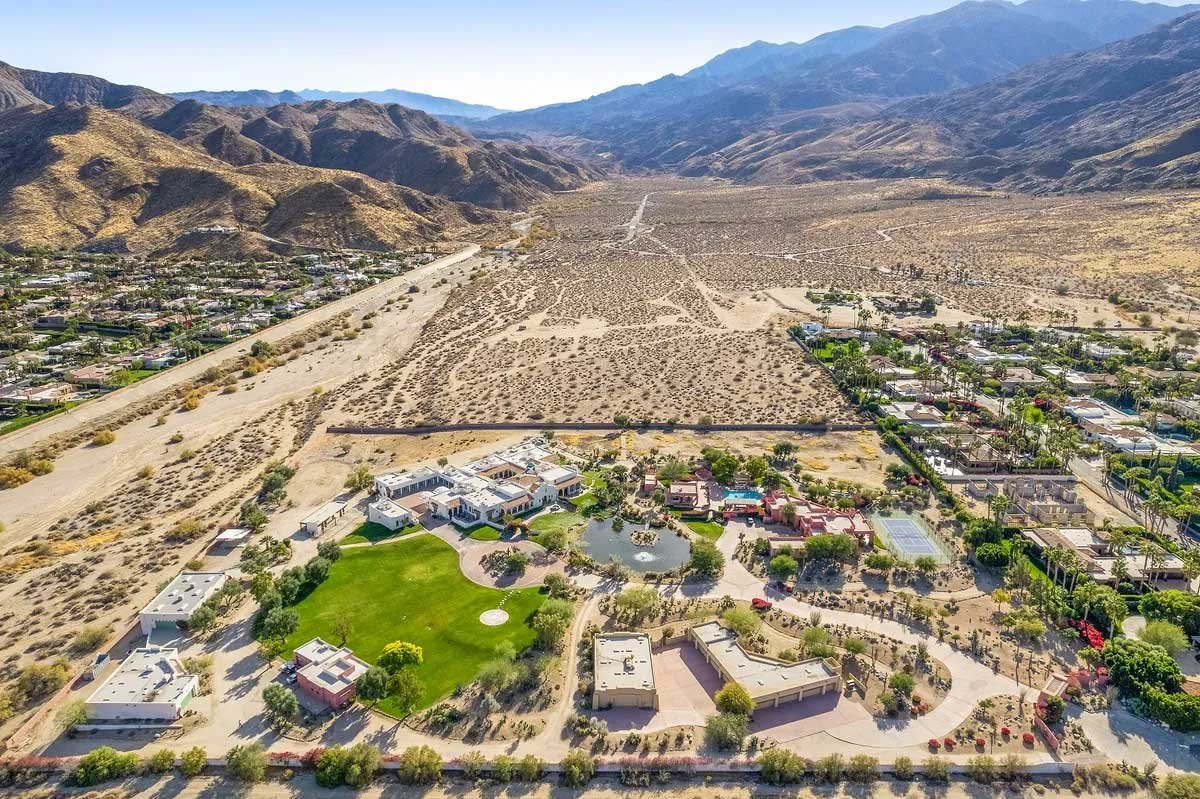 Images of the "Pond Estate" are provided courtesy of avantstay.com