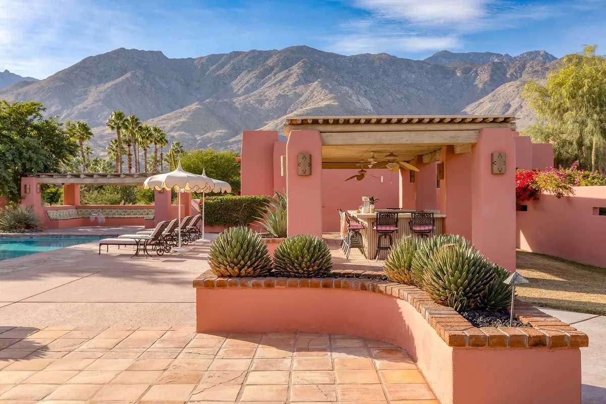 Images of the "Pond Estate" are provided courtesy of avantstay.com