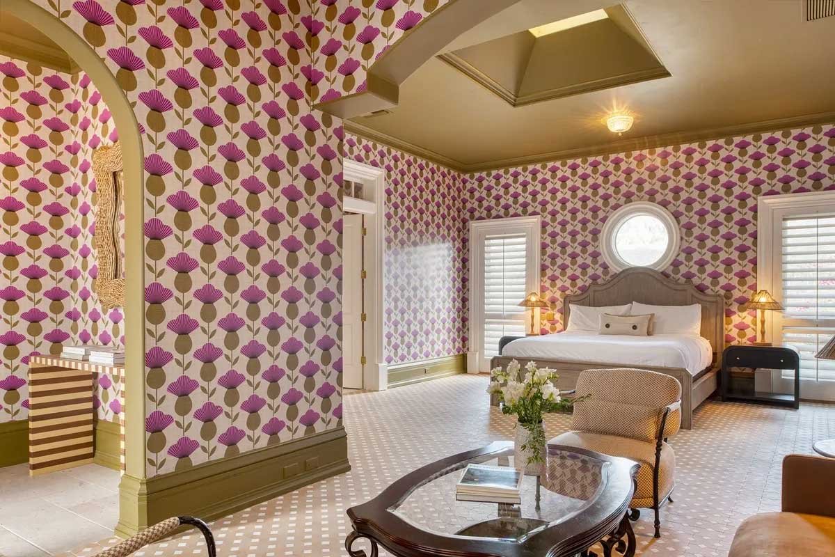 Images of the "Pond Estate" are provided courtesy of avantstay.com